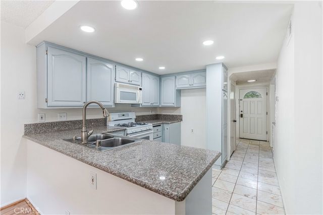 6746 Encino Avenue 2, Lake Balboa, CA 91406