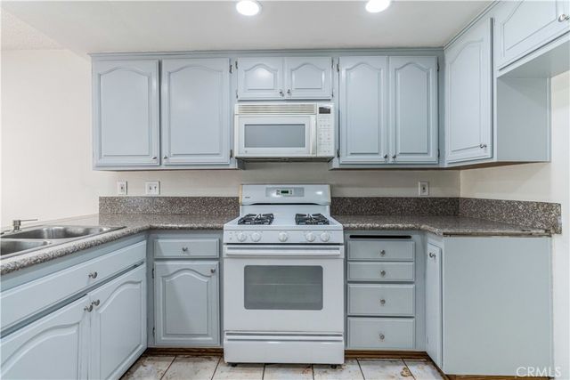 6746 Encino Avenue 2, Lake Balboa, CA 91406