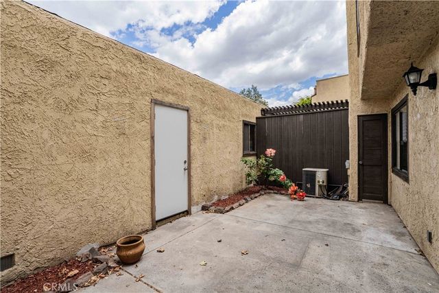 6746 Encino Avenue 2, Lake Balboa, CA 91406