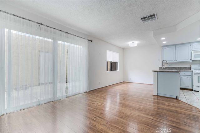 6746 Encino Avenue 2, Lake Balboa, CA 91406