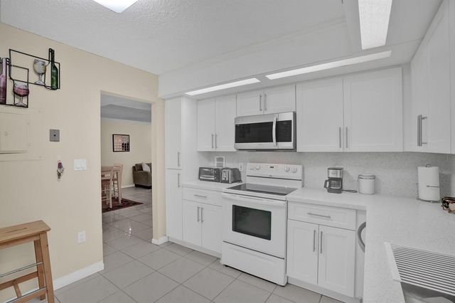 2800 N 46th Avenue A302, Hollywood, FL 33021