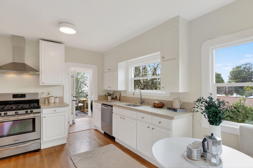 Image 25 of property listing at 3081 3081 23rd Avenue, Oakland, CA 94602