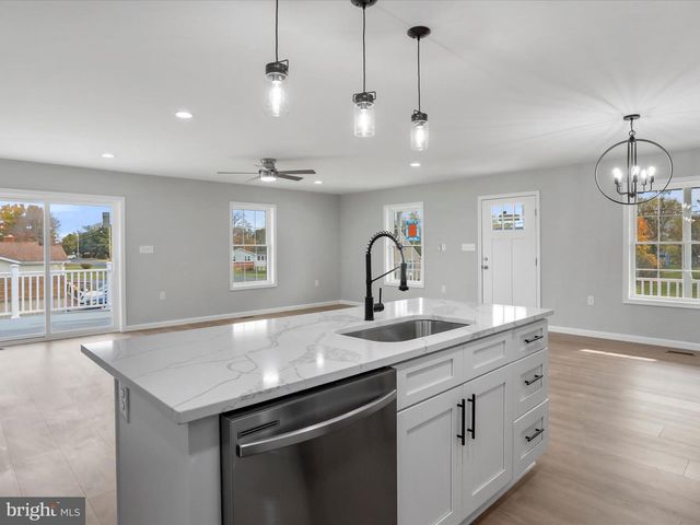 602 W SPRING ST, Woodstock, VA 22664