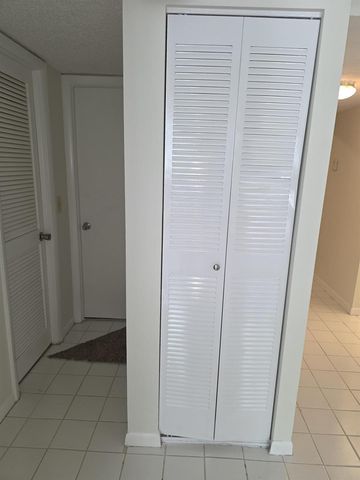 470 Executive Center Drive 2k, West Palm Beach, FL 33401