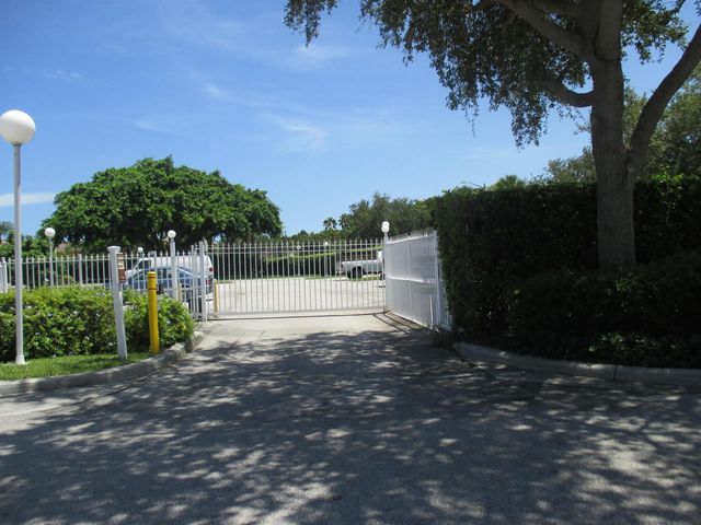 470 Executive Center Drive 2k, West Palm Beach, FL 33401