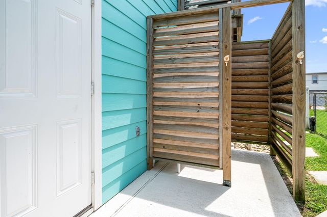 3811 Brewster Key Drive, Galveston, TX 77554