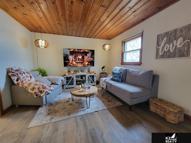 2 South Shore Drive, Columbus, NE 68428