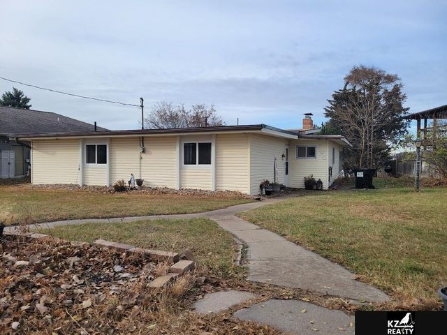 2 South Shore Drive, Columbus, NE 68428