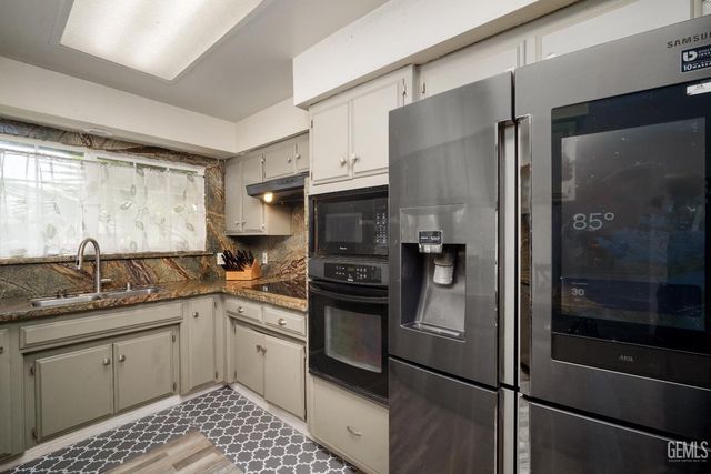 7916 Olive Drive, Bakersfield, CA 93308