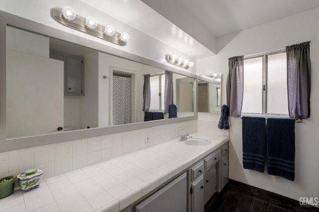 7916 Olive Drive, Bakersfield, CA 93308