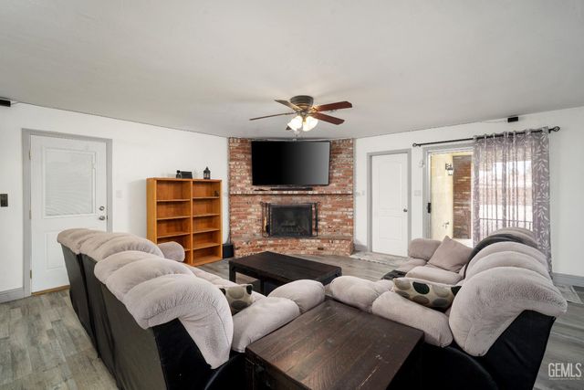 7916 Olive Drive, Bakersfield, CA 93308