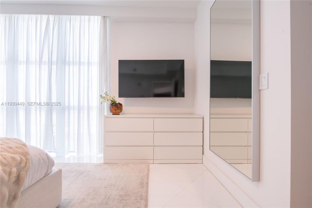 Image 12 of property listing at 3131 NE 188th St 2-605, Aventura, FL 33180