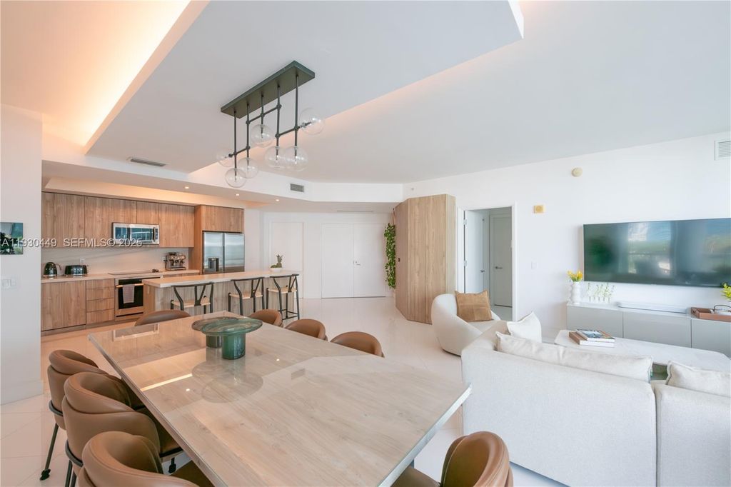 Image 14 of property listing at 3131 NE 188th St 2-605, Aventura, FL 33180