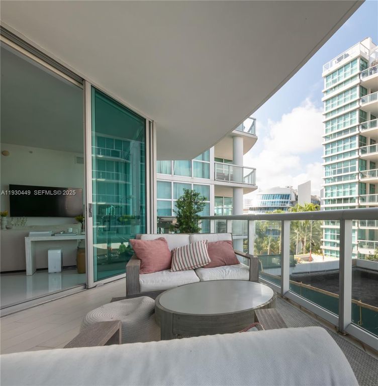 Image 21 of property listing at 3131 NE 188th St 2-605, Aventura, FL 33180