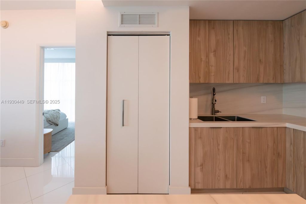 Image 23 of property listing at 3131 NE 188th St 2-605, Aventura, FL 33180