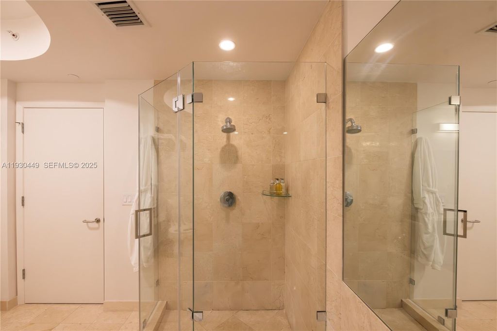 Image 29 of property listing at 3131 NE 188th St 2-605, Aventura, FL 33180