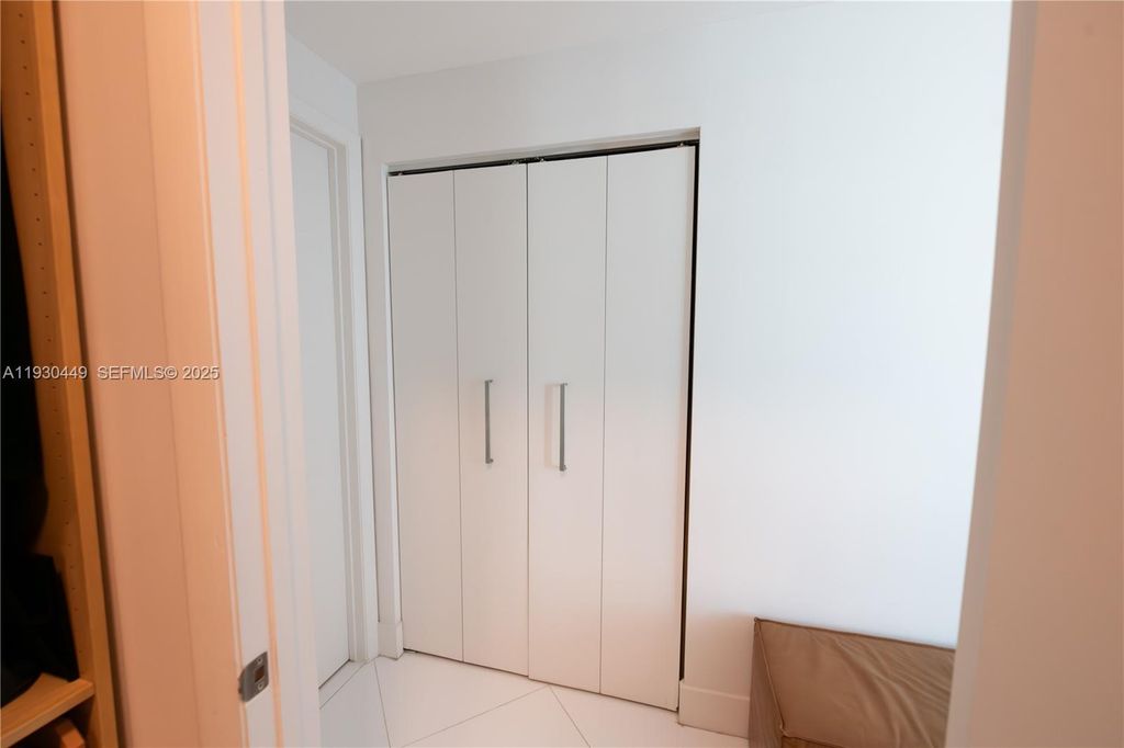 Image 33 of property listing at 3131 NE 188th St 2-605, Aventura, FL 33180