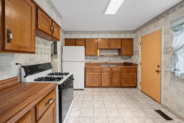 1024 Yorkshire Drive, Hanover Park, IL 60133