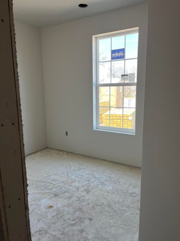 Image 6 of property listing at 633 W Ave Z, San Angelo, TX 76903