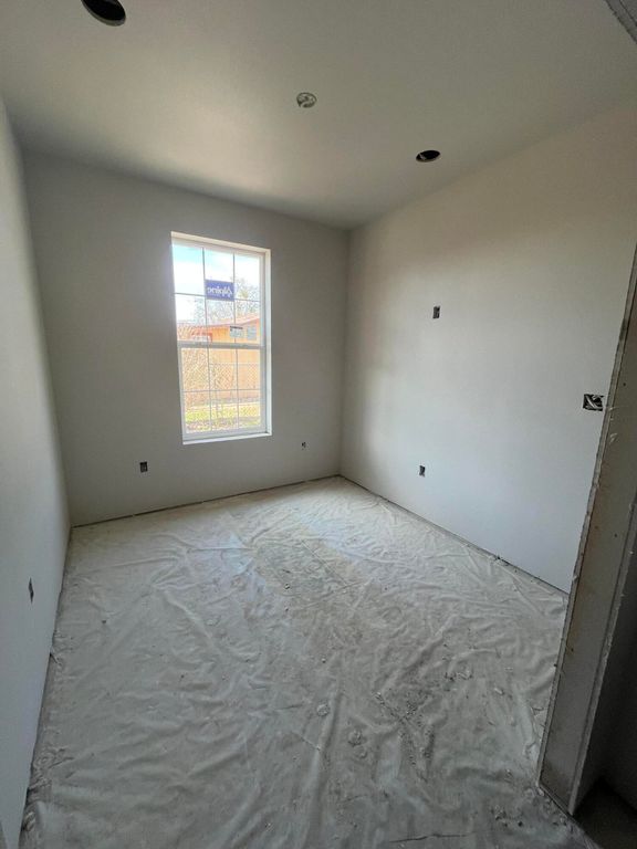 Image 7 of property listing at 633 W Ave Z, San Angelo, TX 76903