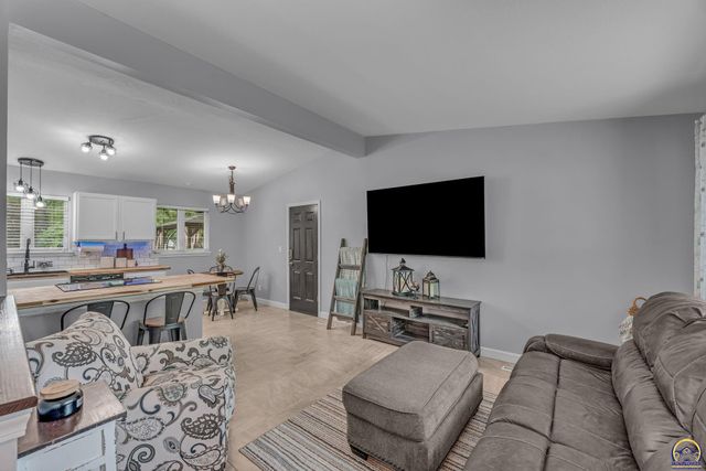 3418 SW 33rd TER, Topeka, KS 66614