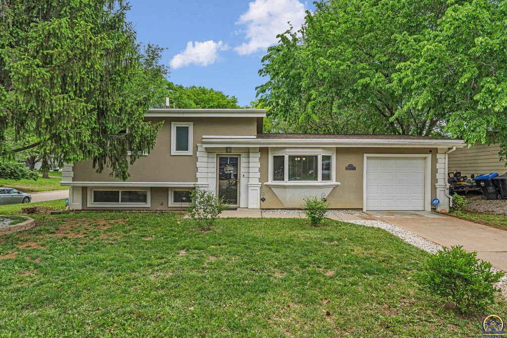 3418 SW 33rd TER, Topeka, KS 66614