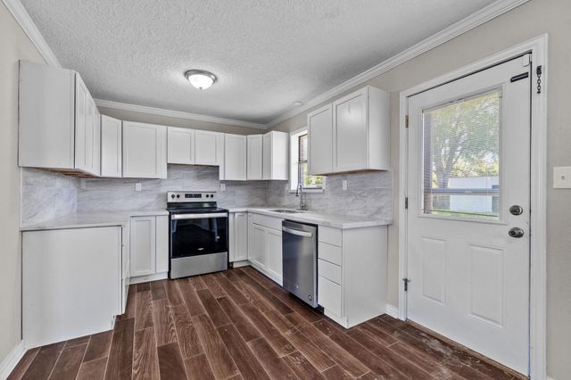 1706 Avenue A, Danbury, TX 77534