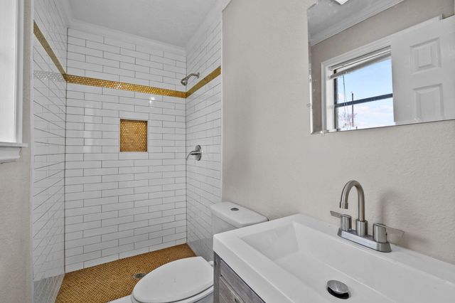 1706 Avenue A, Danbury, TX 77534