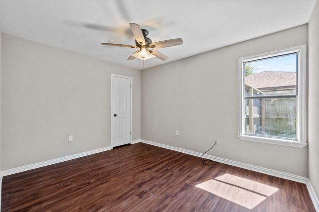 1706 Avenue A, Danbury, TX 77534