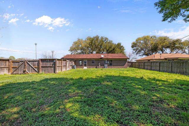 1706 Avenue A, Danbury, TX 77534