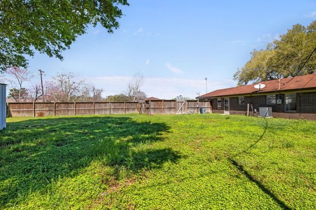 1706 Avenue A, Danbury, TX 77534