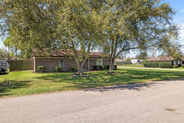 1706 Avenue A, Danbury, TX 77534