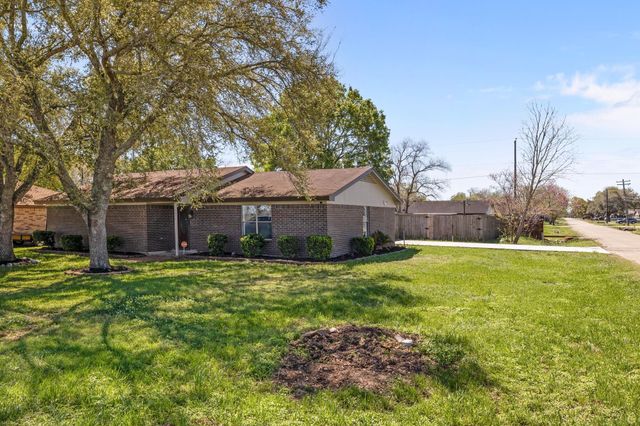 1706 Avenue A, Danbury, TX 77534