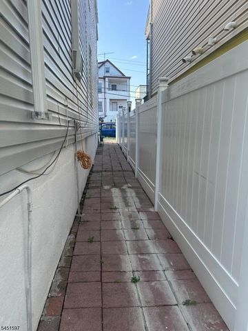 32 Hemlock St, Paterson City, NJ 07503