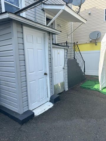32 Hemlock St, Paterson City, NJ 07503