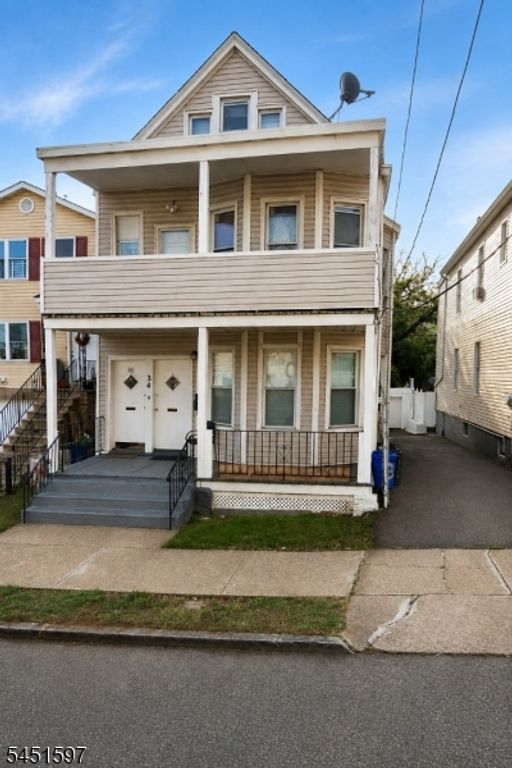 32 Hemlock St, Paterson City, NJ 07503