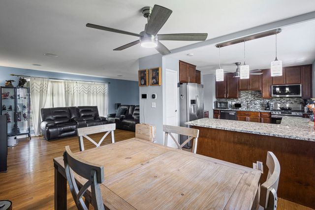 1035 E Plate Drive, Palatine, IL 60074