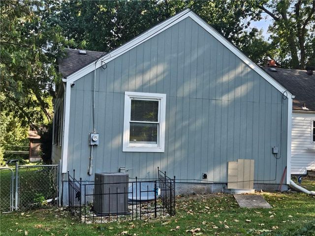 2318 NE Pence Avenue, Kansas City, MO 64118