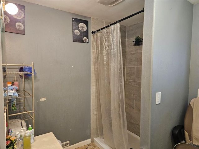 2318 NE Pence Avenue, Kansas City, MO 64118