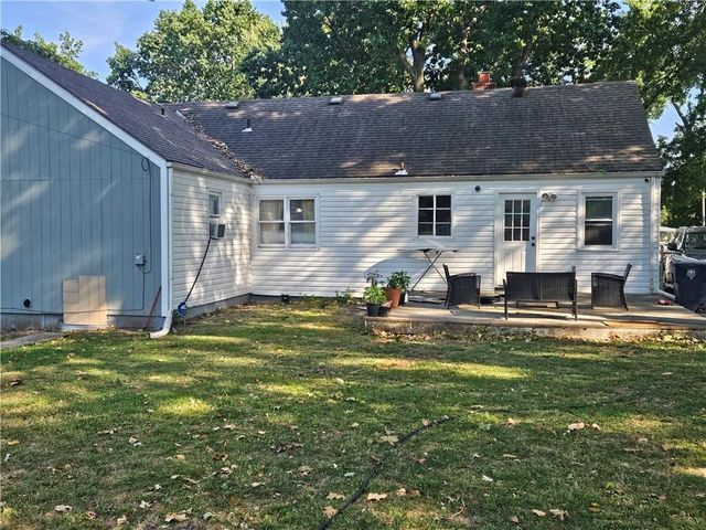 2318 NE Pence Avenue, Kansas City, MO 64118