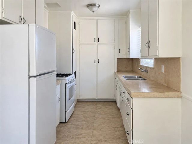 15234 Rayen Street D, North Hills, CA 91343