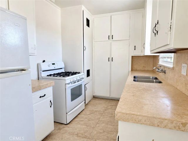 15234 Rayen Street D, North Hills, CA 91343