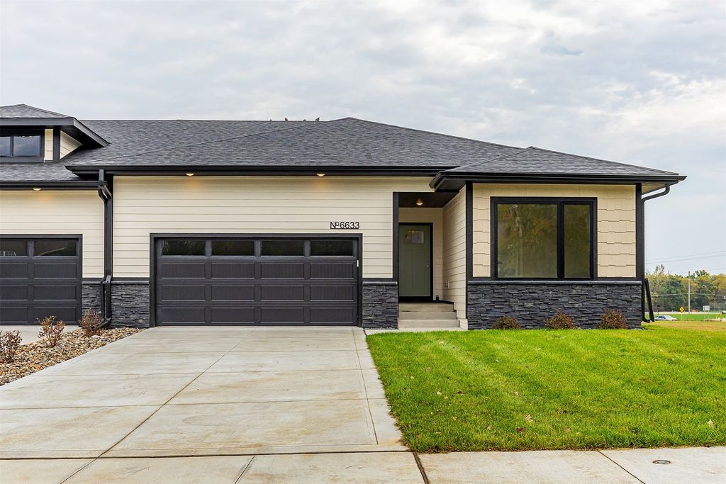 6633 River Bend Drive, Johnston, IA 50131