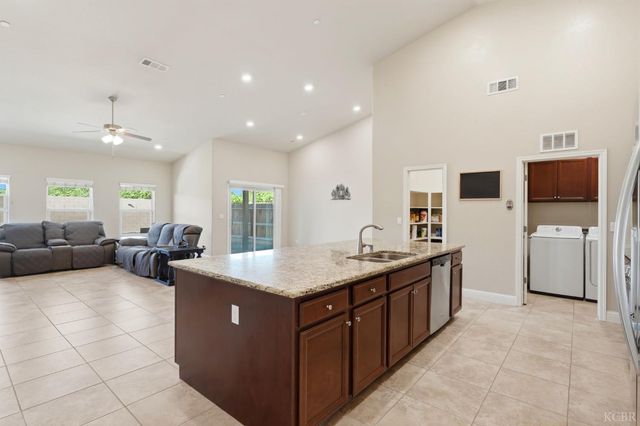 2122 W Bryman Street, Hanford, CA 93230