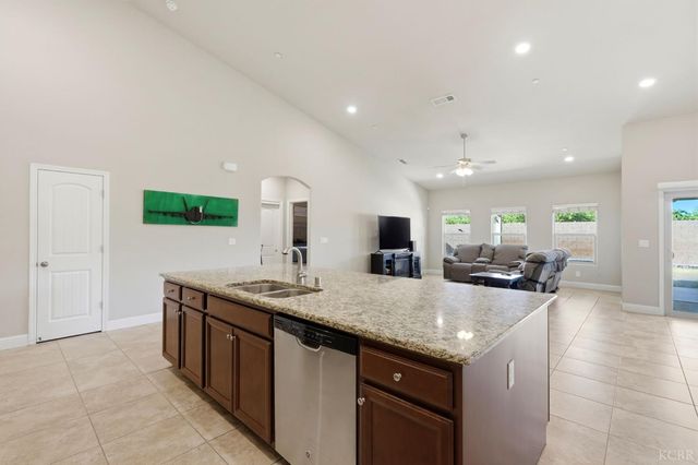 2122 W Bryman Street, Hanford, CA 93230