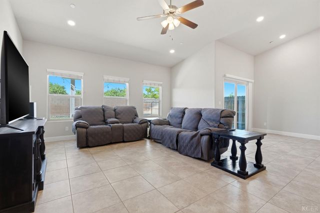 2122 W Bryman Street, Hanford, CA 93230