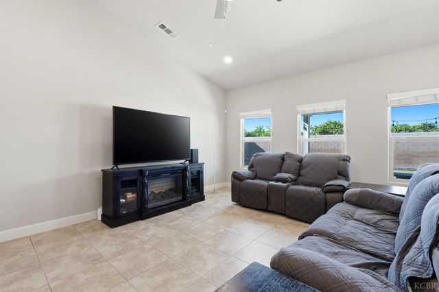 2122 W Bryman Street, Hanford, CA 93230