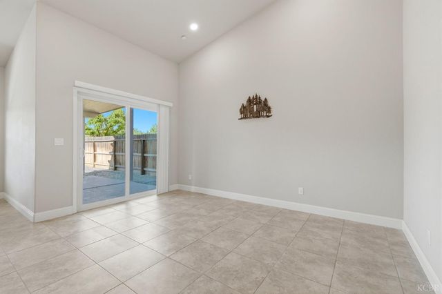 2122 W Bryman Street, Hanford, CA 93230