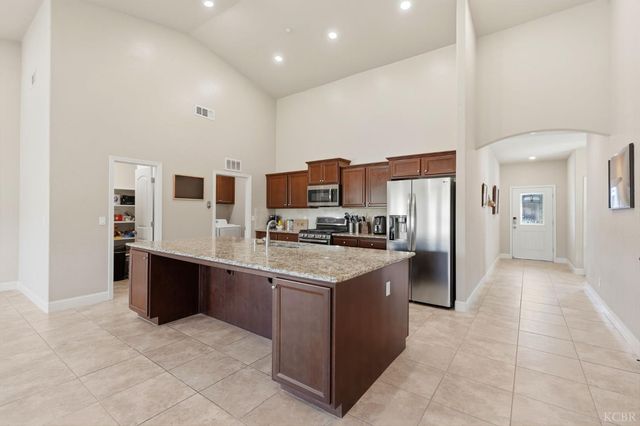 2122 W Bryman Street, Hanford, CA 93230