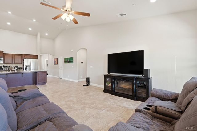 2122 W Bryman Street, Hanford, CA 93230